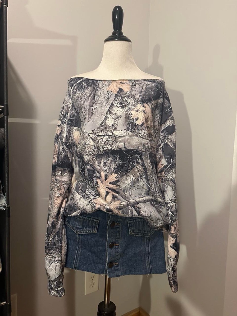 Off-Shoulder Print Sweatshirt in Gray and Cream